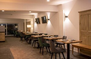 Café da manhã com buffet diário (EUR 10.50 por pessoa) 