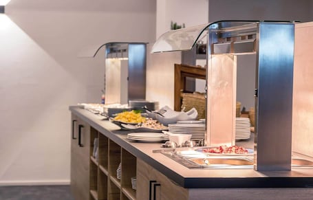 Daily buffet breakfast for a fee. Drexels Parkhotel am Schloss