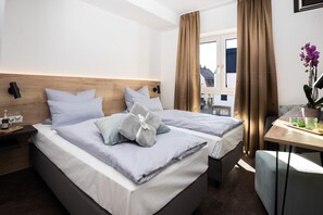 Superior Double Room, 2 Twin Beds | 1 bedroom, individually decorated, individually furnished, desk