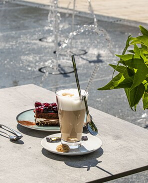 Lunch, dinner served; Italian cuisine, alfresco dining