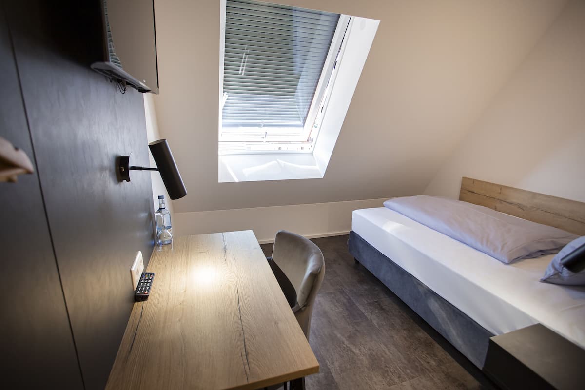 Superior Single Room | 1 bedroom, individually decorated, individually furnished, desk