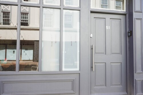 1 Bed Flat in Pedestrianized High Street