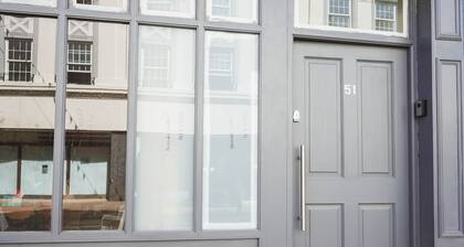 1 Bed Flat in Pedestrianized High Street