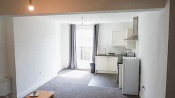 City Apartment | Private kitchen | Fridge, microwave, oven, stovetop