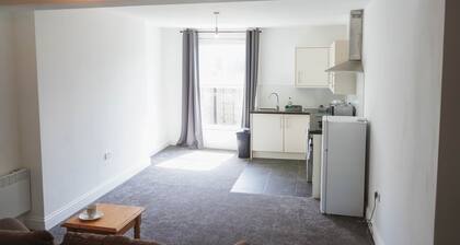 1 Bed Flat in Pedestrianized High Street