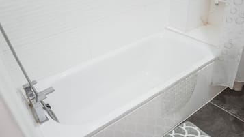 City Apartment | Bathroom | Combined shower/bathtub, free toiletries, hair dryer, towels