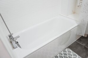 City-Apartment | Badezimmer | Duschwanne, kostenlose Toilettenartikel, Haartrockner, Handtücher