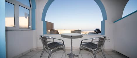 Basic-Doppel- oder -Zweibettzimmer, Meerblick | Terrasse/Patio