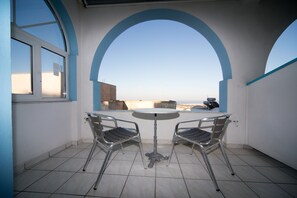 Basic-Doppel- oder -Zweibettzimmer, Meerblick | Terrasse/Patio