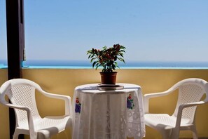 Eenvoudige tweepersoonskamer, uitzicht op zee | Uitzicht vanaf balkon