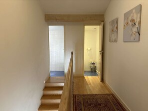 Interior - Charming 7-Person Home with Garden, Close to City Center and Beach (Royan)