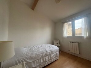 3 bedrooms, free WiFi - Charming 7-Person Home with Garden, Close to City Center and Beach (Royan)