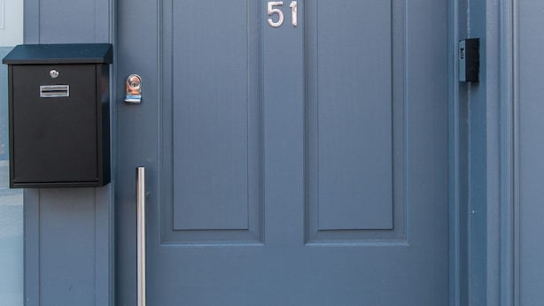 A blue door with the number 51, a mailbox, and a doorbell. - Studio in Pedestrianized High Street (Dover)