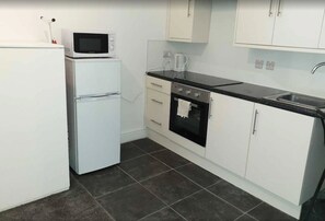 City-Studio | Eigene Küche | Kühlschrank, Mikrowelle, Ofen, Herdplatte