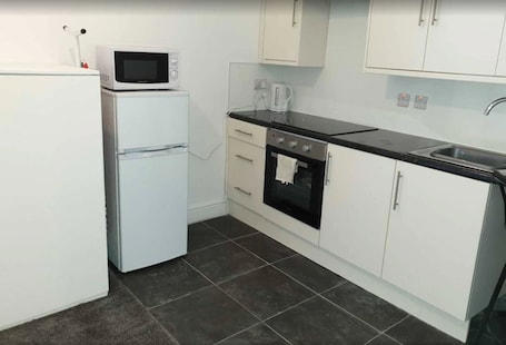 City Studio | Private kitchen | Fridge, microwave, oven, stovetop
