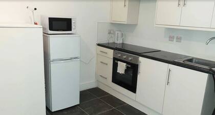 Studio in Pedestrianized High Street