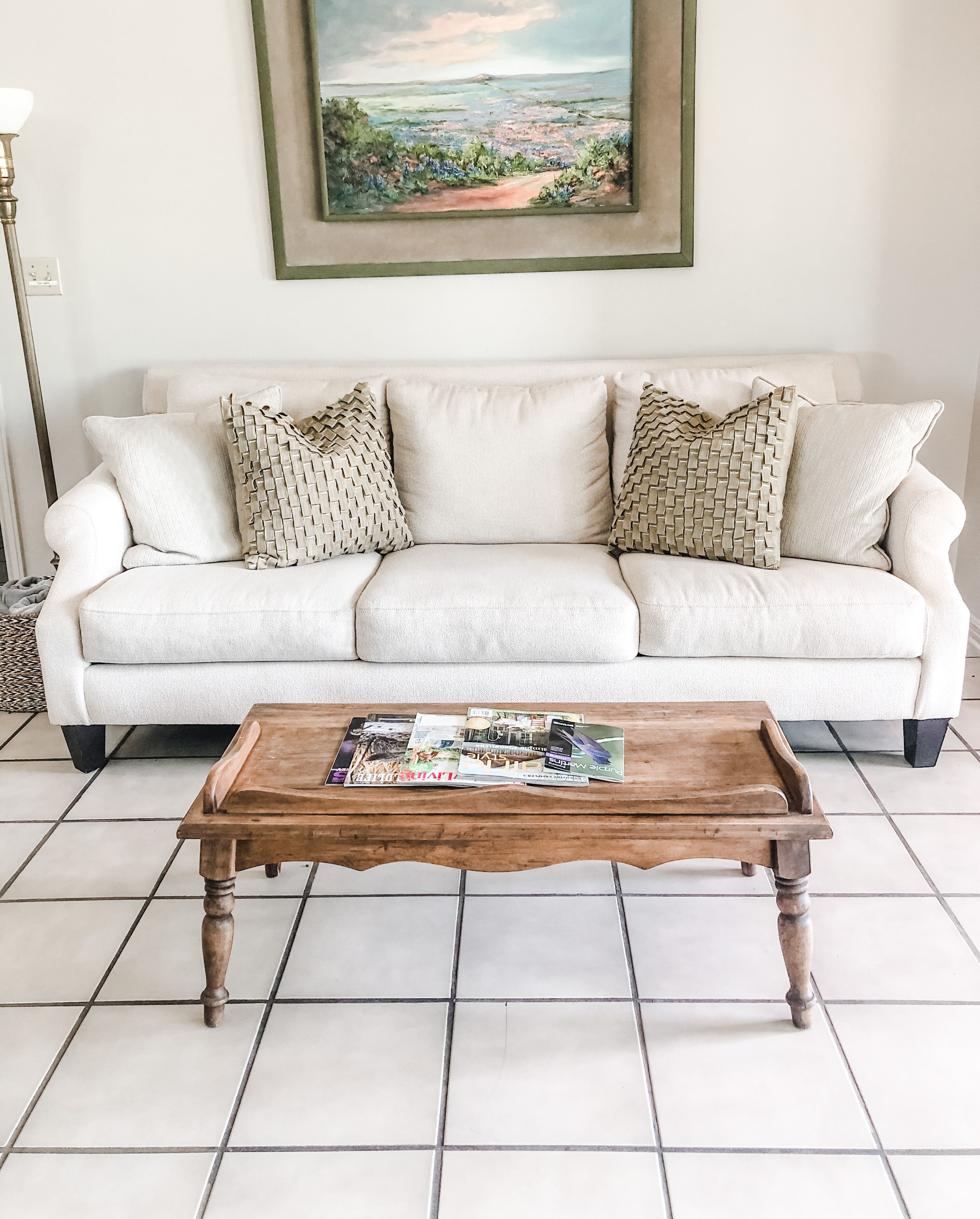 Smart TV, chimenea y libros 