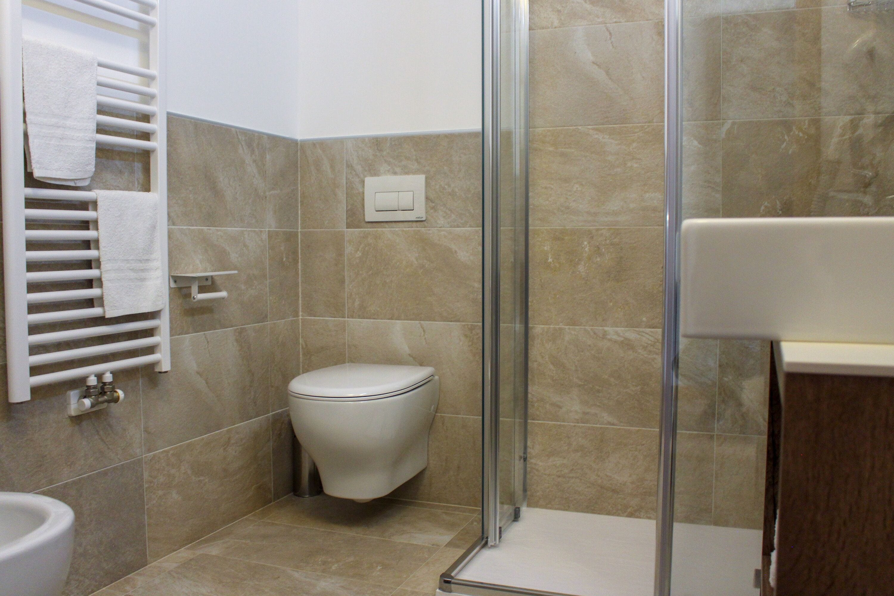 combined shower/bathtub, free toiletries, hair dryer, bidet