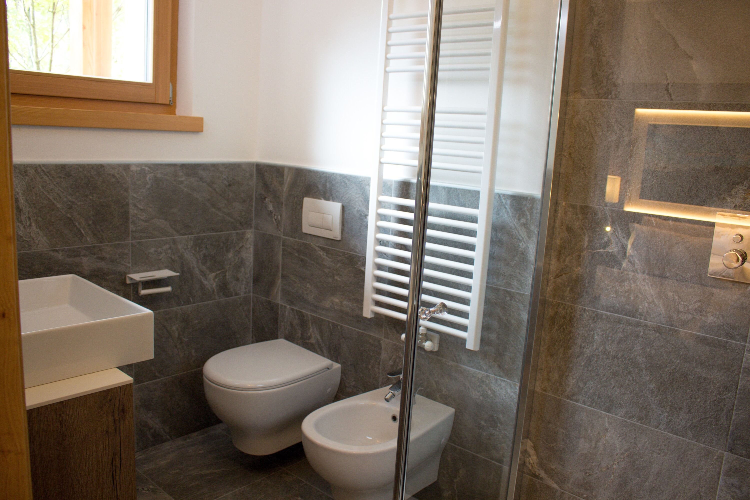 comfort double or twin room | bathroom | combined shower/bathtub, free toiletries, hair dryer, bidet