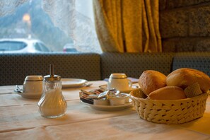 含每日吃到飽早餐