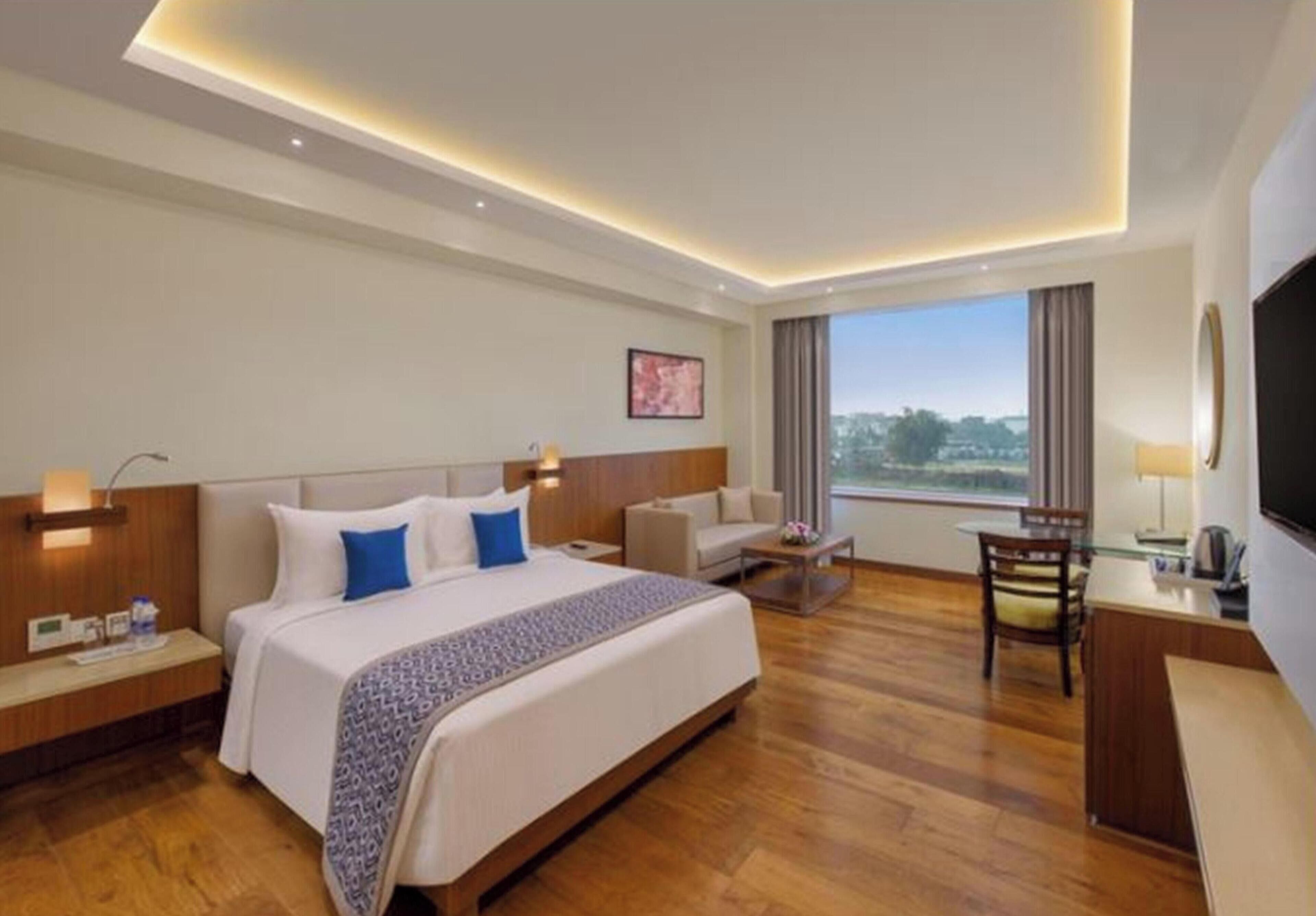 Deluxe Room, 1 King Bed | Egyptian cotton sheets, premium bedding, minibar, in-room safe