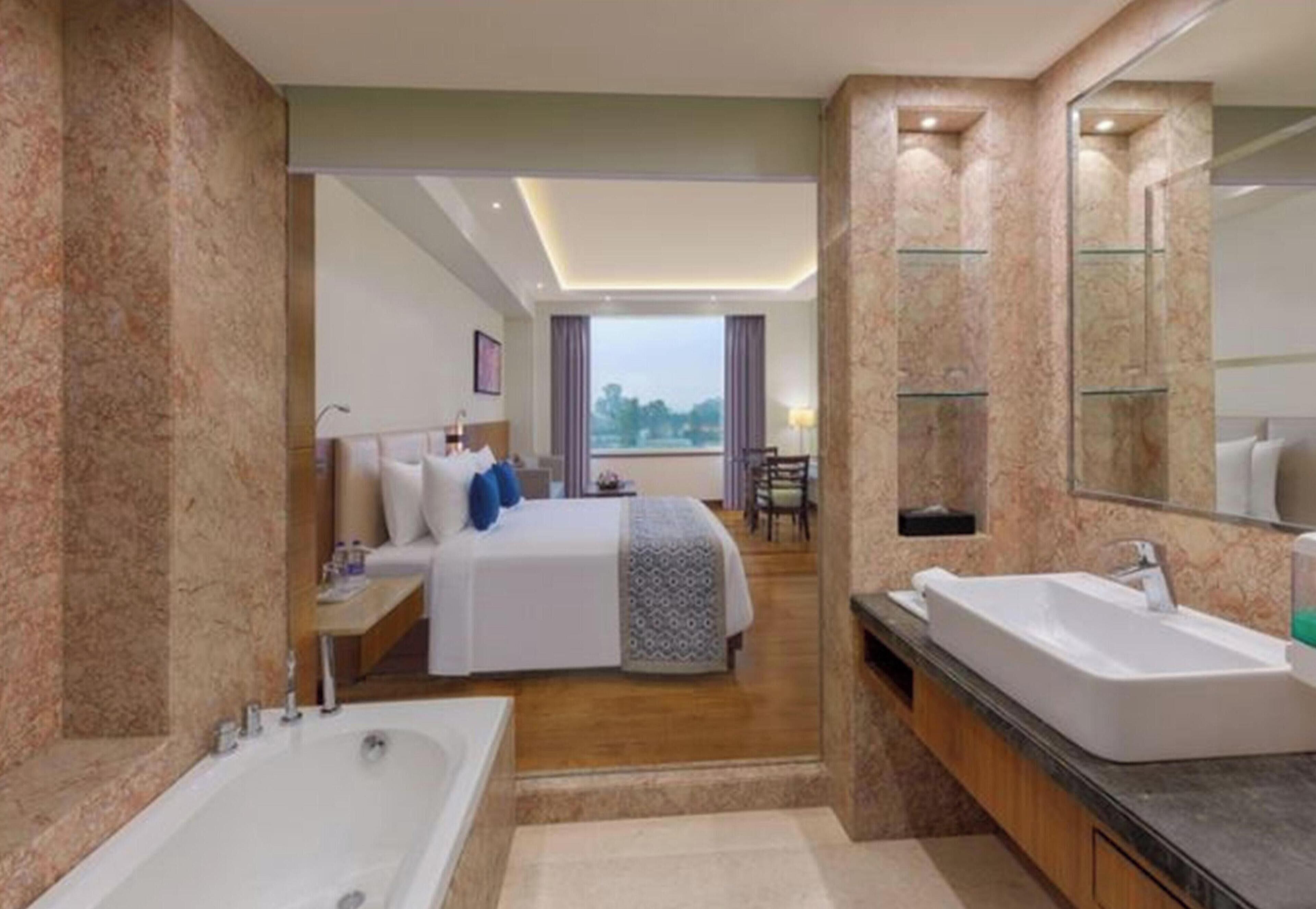 Junior Suite, 1 Double Bed, Bathtub | Egyptian cotton sheets, premium bedding, minibar, in-room safe