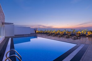 Outdoor pool, sun loungers - Viraj Sarovar Portico Jammu (Jammu)