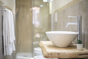 Shower, rainfall showerhead, slippers, bidet - Campo de' Fiori 34 (Rome)