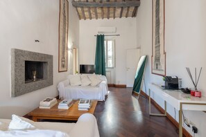 Apartament Deluxe, 2 dormitoris, edifici annex | Sala d'estar | Televisor de pantalla plana 