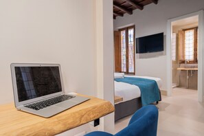 セーフティボックス (室内)、遮光カーテン、防音設備、アイロン / アイロン台