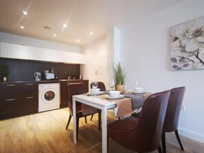 Deluxe Apartment (with Shower) | Private kitchen