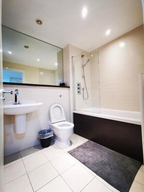 Deluxe Apartment (with Shower) | Bathroom