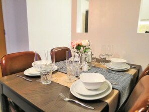 Deluxe Apartment (with Bath) | In-room dining