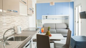 Rom – comfort, balkong, delvis sjøutsikt (Creta) | Eget kjøkken