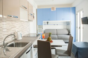 舒适客房, 阳台, 部分海景 (Creta) | 私人厨房 | 大冰箱、炉灶、电热水壶、厨具/餐具