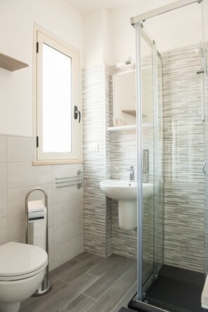 Shower, rainfall showerhead, hair dryer, bathrobes - Casa Vacanze B&B Ucciali (Isola di Capo Rizzuto)