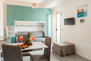 舒适客房, 阳台, 部分海景 (Creta) | 客房内用餐