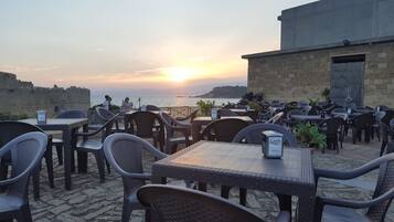 Desayuno con opciones de la cocina local incluido