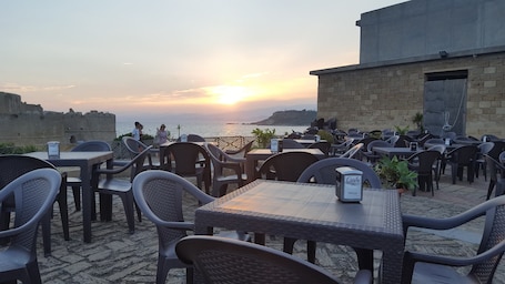 Free local cuisine breakfast