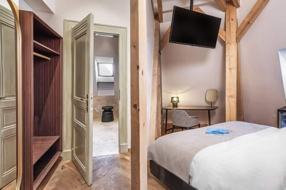 1 bedroom, in-room safe, individually decorated, individually furnished