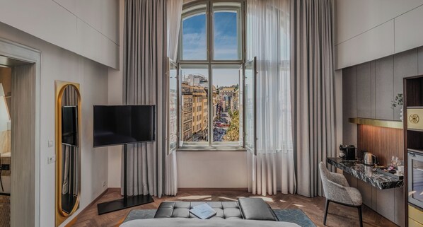 Executive Room | In-room safe, individually decorated, individually furnished, desk