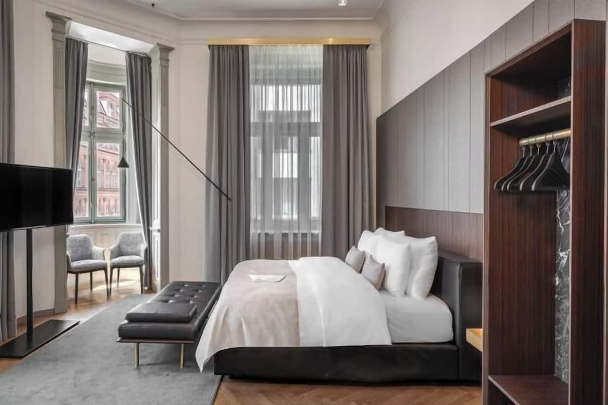 1 bedroom, in-room safe, individually decorated, individually furnished