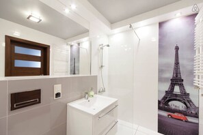 Apartamento luxo | Banheiro | Chuveiro, produtos de toalete grátis, secador de cabelo 