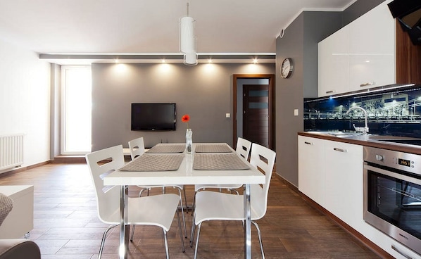 Deluxe-Apartment | Essbereich im Zimmer
