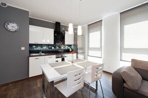 Leilighet – deluxe | Oppholdsområde | Flatskjerm-TV