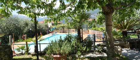 Una piscina al aire libre de temporada