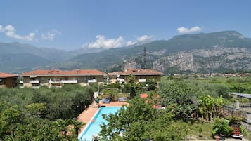 Appartamento panoramico, 2 camere da letto, balcone, vista piscina | Vista dalla camera