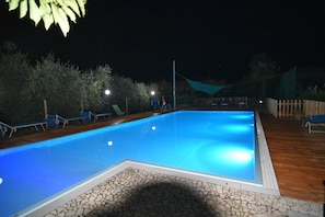 A swimming pool with a tiled edge and a stone pattern at the bottom. - Agritur Michelotti (Arco)