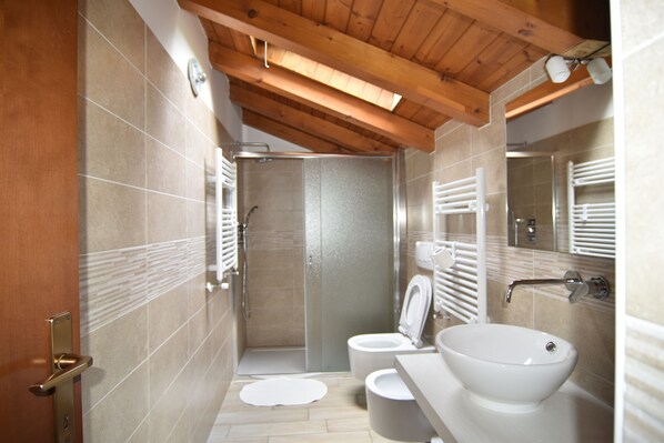 Panoramic Apartment, 2 Bedrooms, Balcony, Pool View | Bathroom | Shower, rainfall showerhead, hair dryer, towels - Agritur Michelotti (Arco)