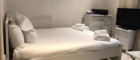 City Studio Suite | Cribs/infant beds, free WiFi, bed sheets